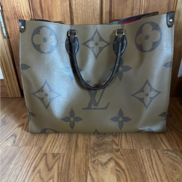 Louis Vuitton OnTheGo GM - Picture 2 of 9
